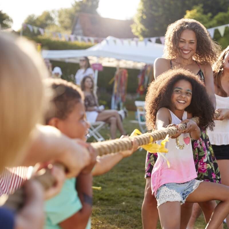 game-of-tug-of-war-at-summer-garden-fete-BYKQN8J (1)